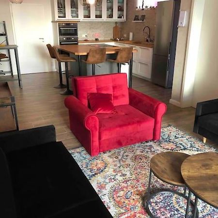 Stylisches Maybach Appartement Mit Terrasse Fuer 5 Personen, 5 Betten, Grosse Kochinsel, Homeoffice Mit 250Mbit Wlan Aidlingen المظهر الخارجي الصورة